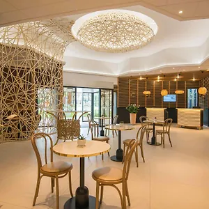 Novotel Arenas Aeroport מלון